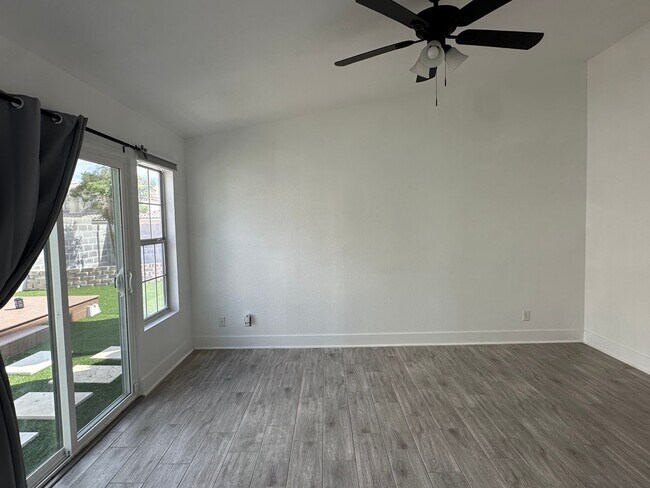 Building Photo - Updated Single Story, 2 Bedroom Home in De...