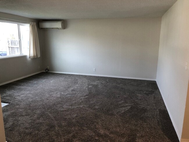 Building Photo - Updated 3 bedroom 1.5 bathroom house in Springfield!