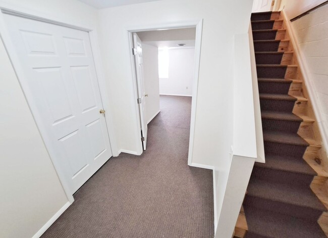 Building Photo - 2 Bed / 1-1/2 Bath Townhome