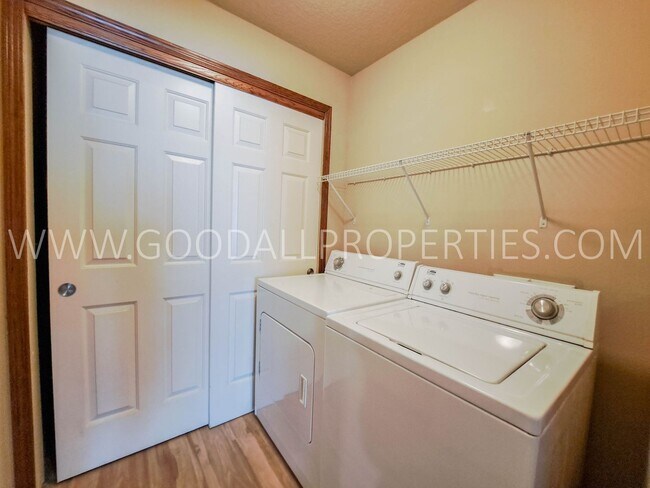 Building Photo - Rent Reduced! 2-Bedroom, 2-Bath Condo in Johnston with Detached Garage