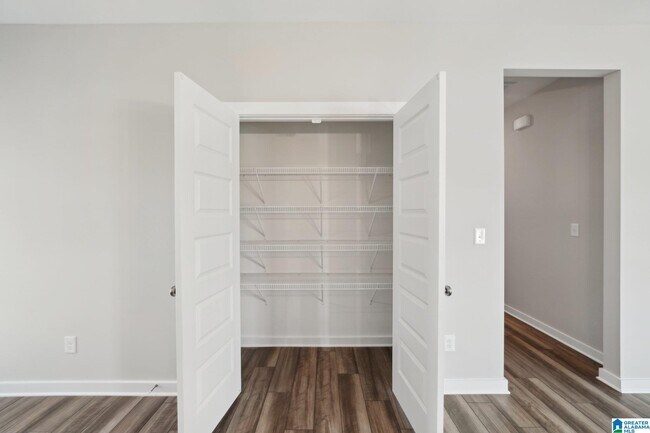 Building Photo - 439 Troubadour Ln