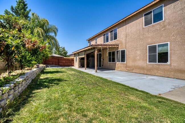 Building Photo - Perfect 6/3 Clovis Home for Large Family!