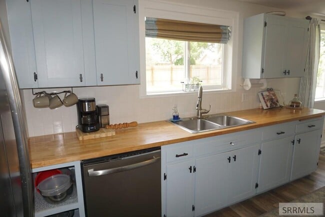 Building Photo - 613 Sykes Dr