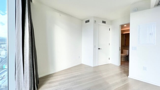 Building Photo - HIGH FLOOR 1BD UNIT AT THE LUXURIOUS KOULA...