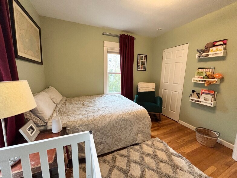 Building Photo - 94-96-96 Rossmore Rd