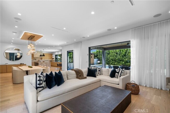 Building Photo - 17631 Tarzana St