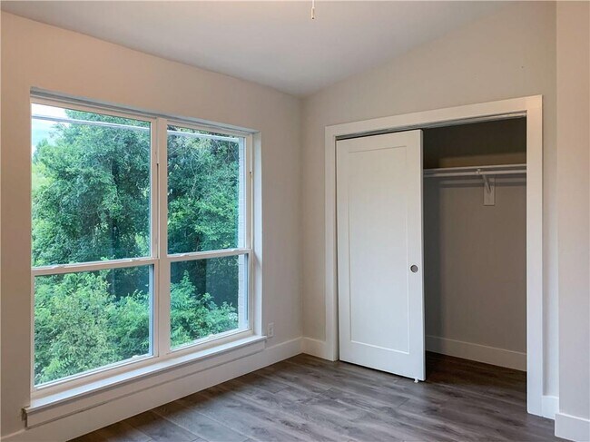 Building Photo - 3812 Southway Dr