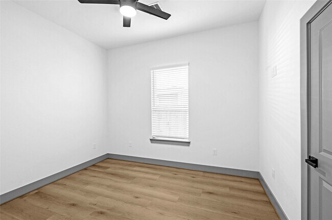 Building Photo - 6510 Bunche Dr