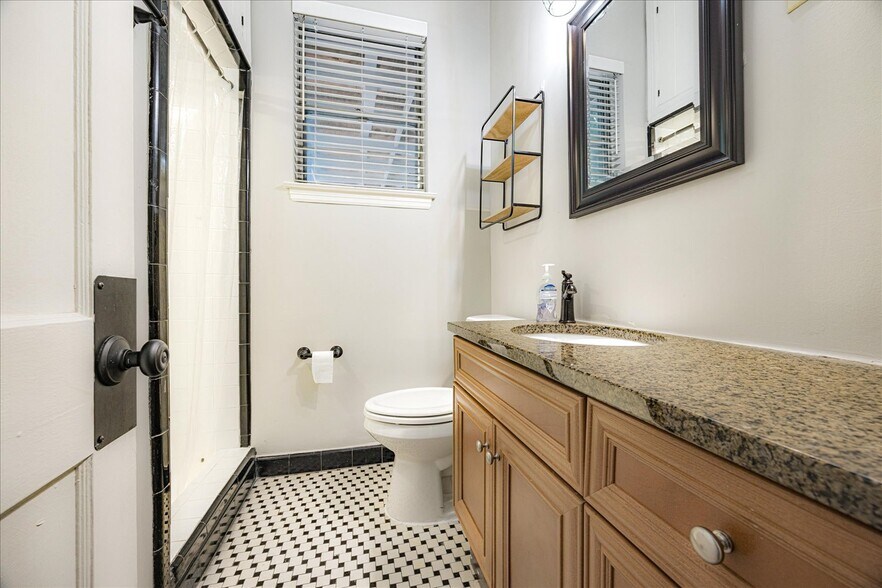 bath #3 granny suite - 171 Palisade St