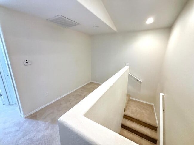 Building Photo - Spacious 3-Bedroom Townhome with Convenien...