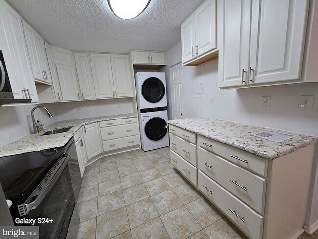 Building Photo - 5902 Mt Eagle Dr