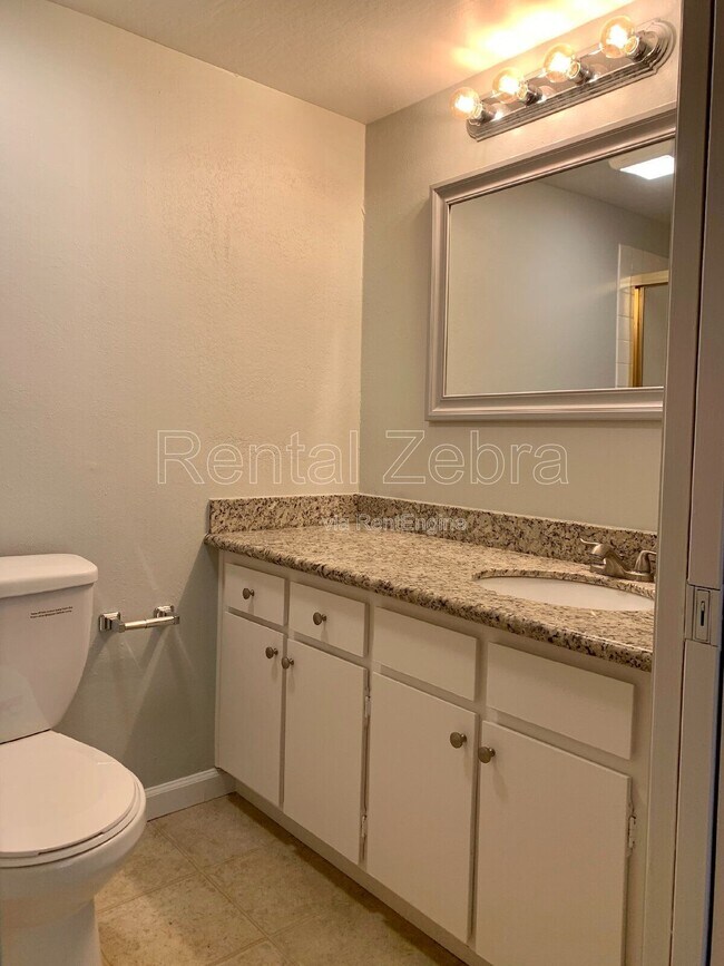 Building Photo - 1592 Ashwood Dr
