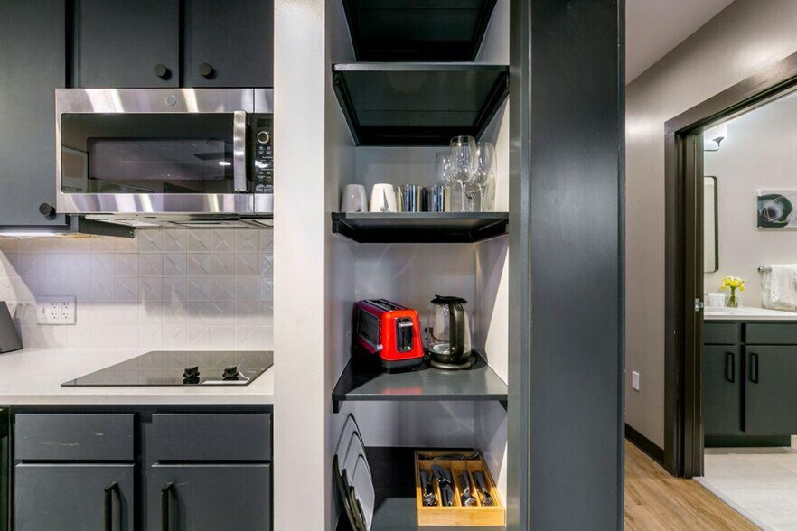 Building Photo - 611 Commerce St