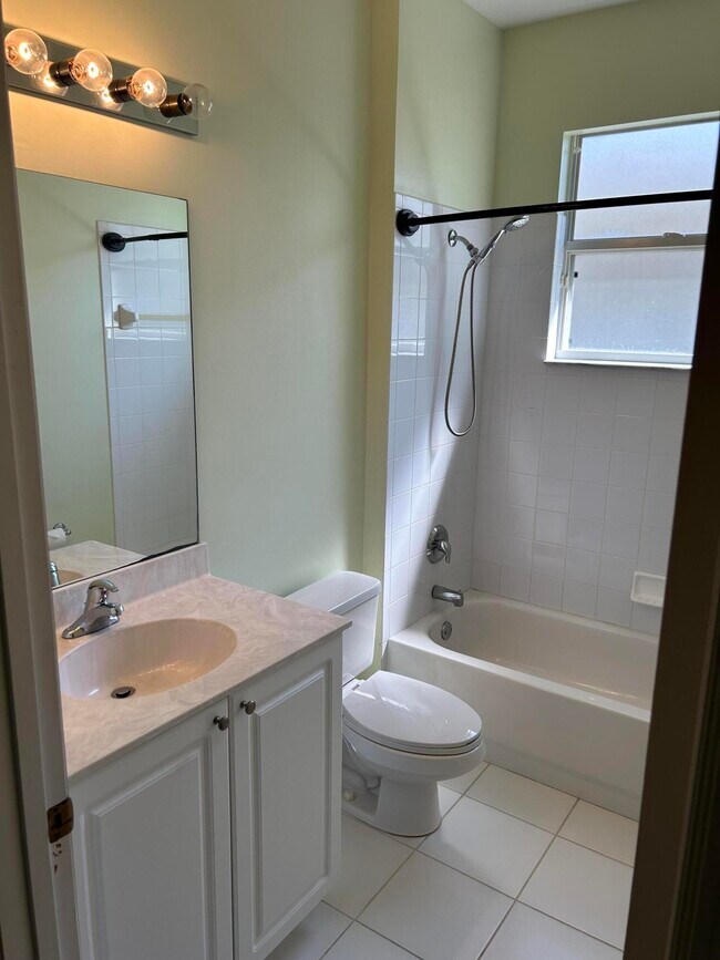 Building Photo - 433 Gardendale Cir SE