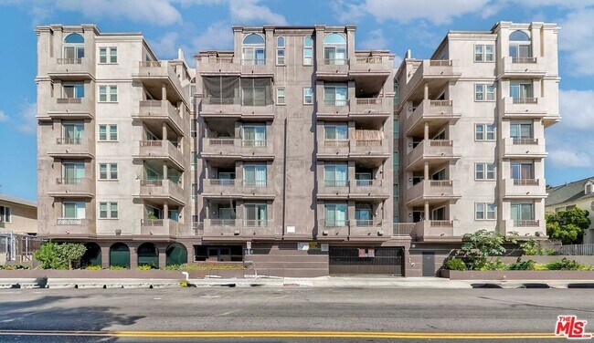 Building Photo - 848 Irolo St