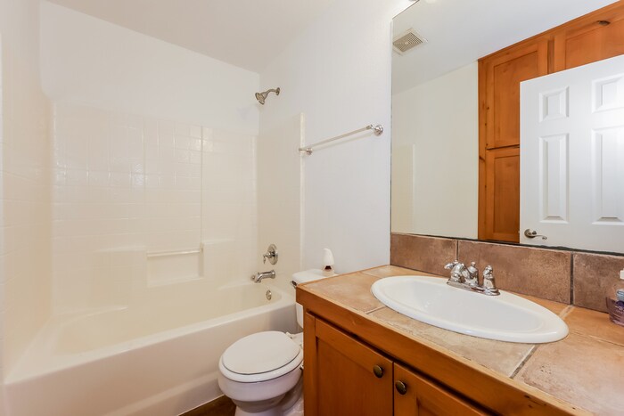 Building Photo - 413 Maplewood St