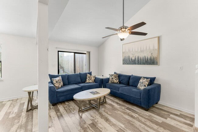 Building Photo - 629 Sandalwood Dr