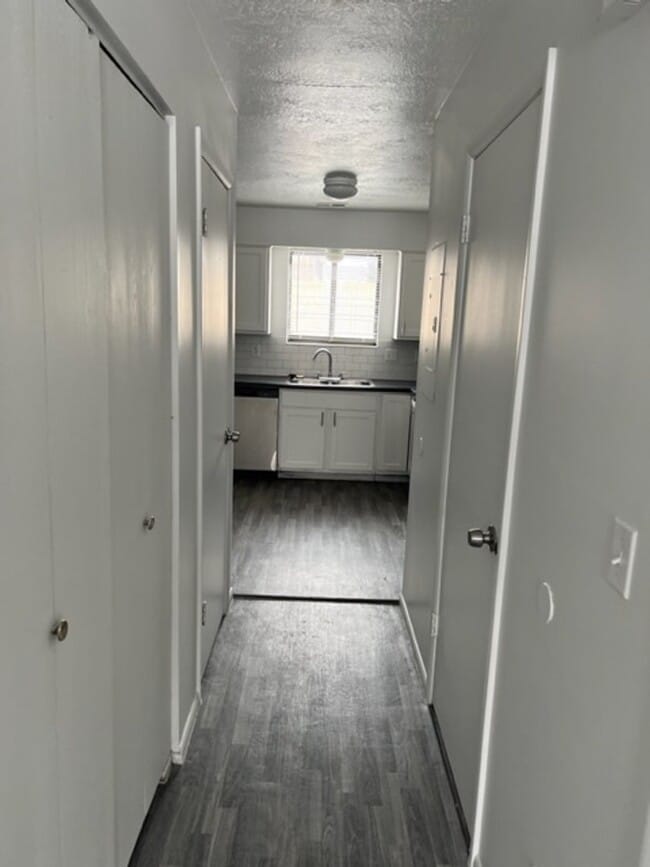 Building Photo - Beautifully updated townhouse, air conditi...