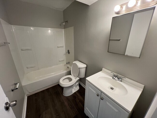Building Photo - Warren Park 2 Bedroom Apartment with Balcony