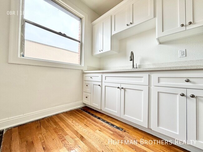 Building Photo - 247 N Kenmore Ave