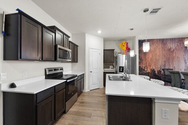 Building Photo - 205 FieldTrail Ln