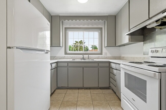 Building Photo - Charming 3-Bedroom with 2 Baths and Extra Room in Basement!