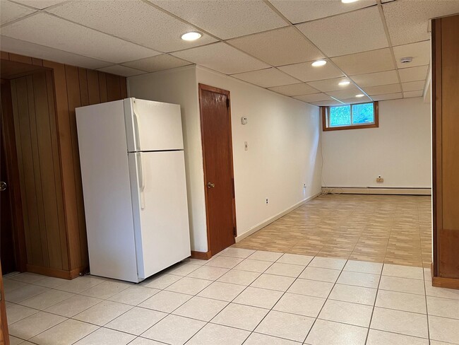 Building Photo - 40 Clunie Ave