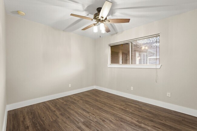 Building Photo - 13755 Drakewood Dr