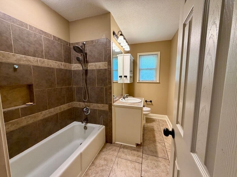Building Photo - 106 Hickory Dr
