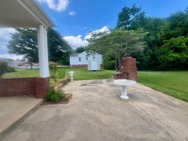 Building Photo - Two bedroom, 1 bath house in Graham-Coming...