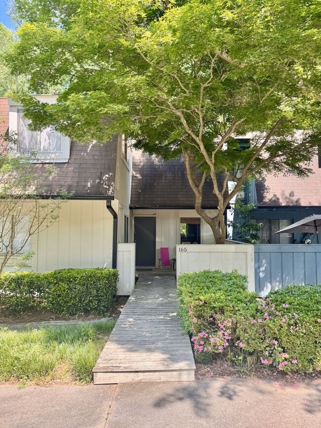 Building Photo - 165 Woodstone Dr