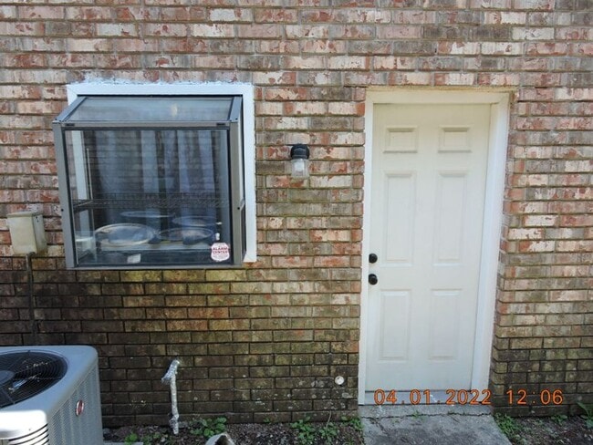 Building Photo - Great Condo Close to Southgates of  LSU