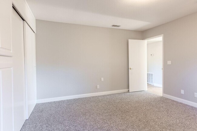 Building Photo - FOUR BEDROOM HOME ON A HUGE LOT SEE VIDEO