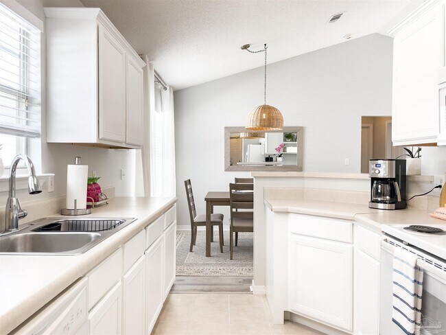Building Photo - 852 Ladner Dr