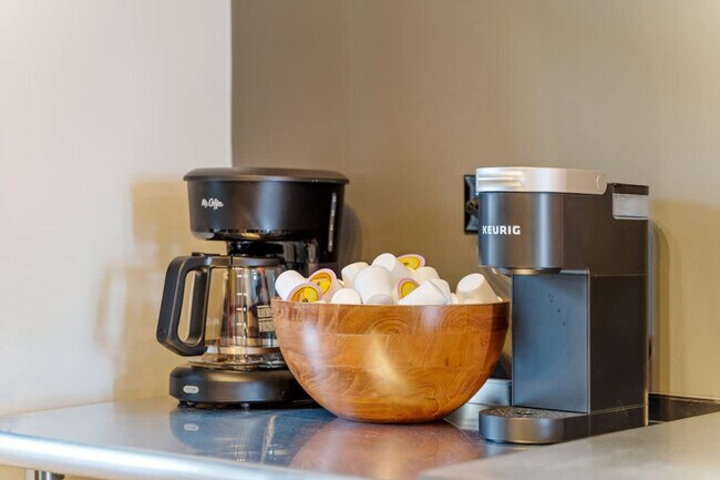 Building Photo - 1708 W Waveland Ave