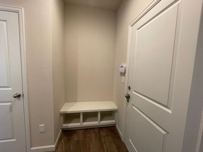 Building Photo - Luxurious 3 Bedroom 2.5 Bathroom House in ...