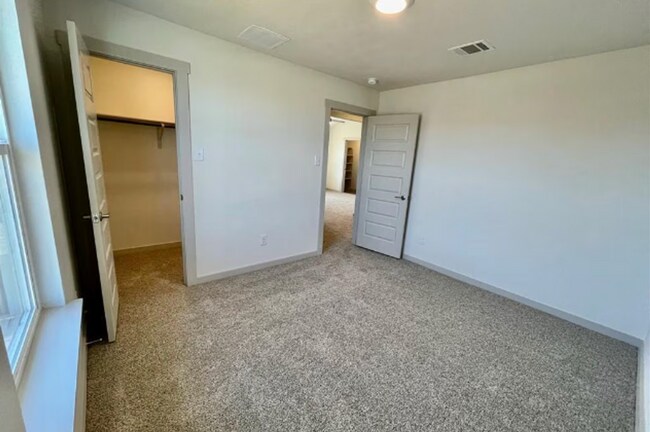 Building Photo - Spacious - Like New - 4 Bedrooms - Versatile!