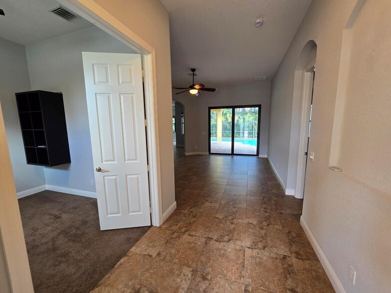 Building Photo - 2095 NW Diamond Creek Way