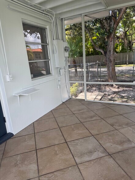 Enclosed patio - 5451 SW 6th St