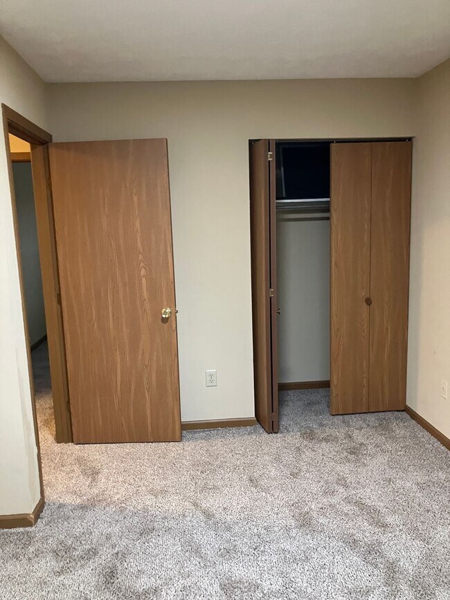 Building Photo - 2 Bedroom and 1.5 Bath Townhome - Troy, Ohio!!