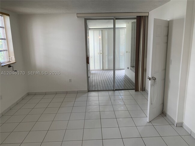 Building Photo - 2861 Leonard Dr