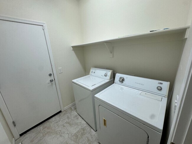 Building Photo - 4 Bedroom - 2 Bath - 1760 Sq. Ft - Beautiful New Built Home - Glendale