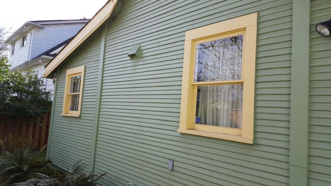 Building Photo - Beautiful 2 bedroom