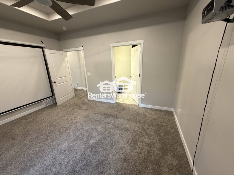 Building Photo - 7851 W Walk About Way