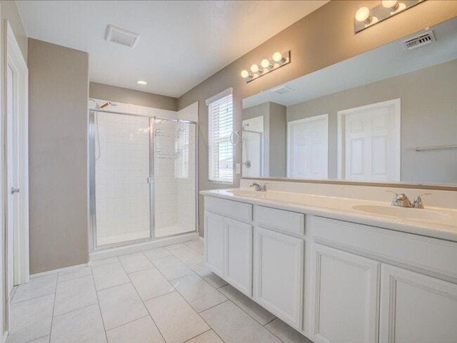 Building Photo - 4 Bedroom 3 Bathroom