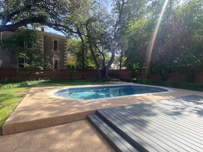 Building Photo - 4 BEDROOM WITH POOL