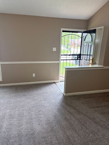Building Photo - 6459 Summer Creek E