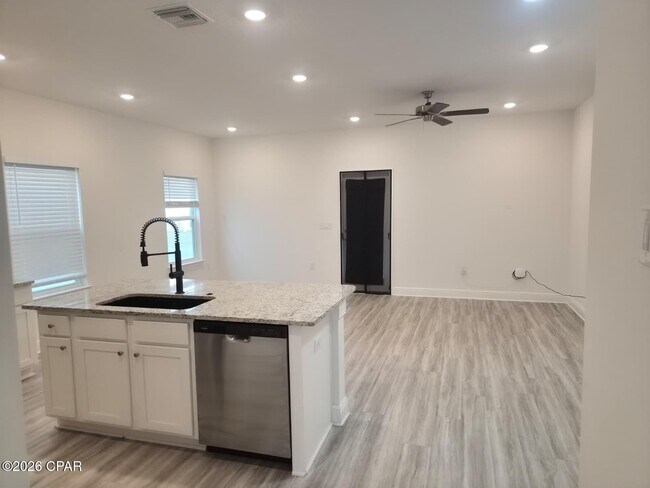 Building Photo - 460 Melrose Wy