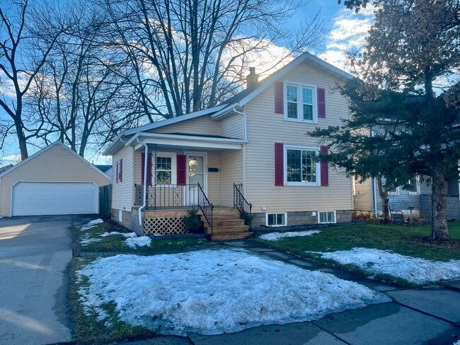 Building Photo - 817 W Packard St