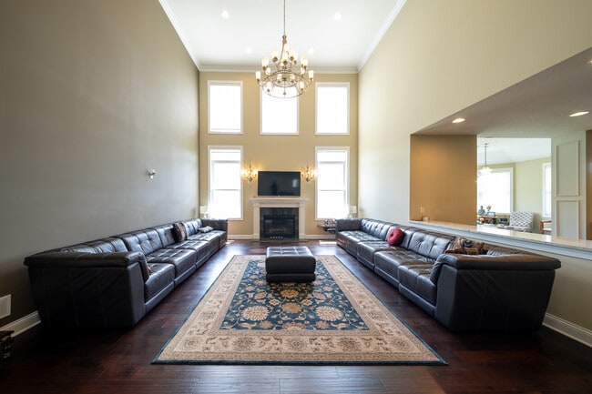 Building Photo - 727 Aster Rd